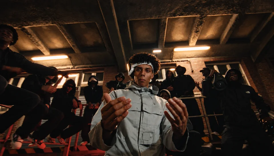 pepino performing in a small club in the geldsport music video.